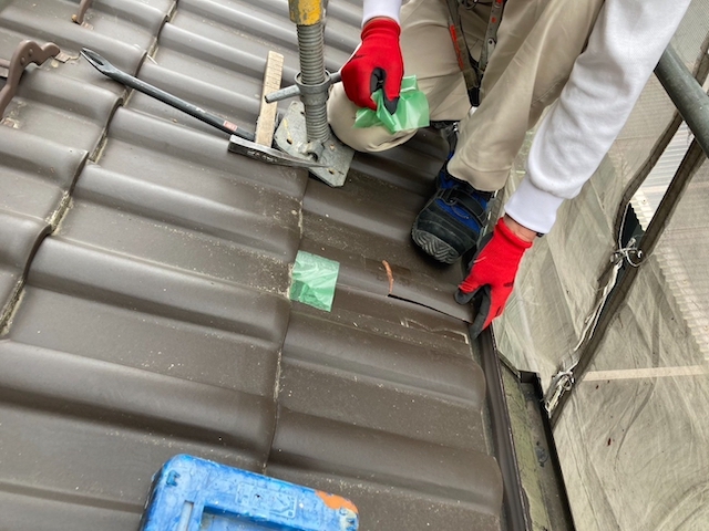 破損した瓦の撤去作業